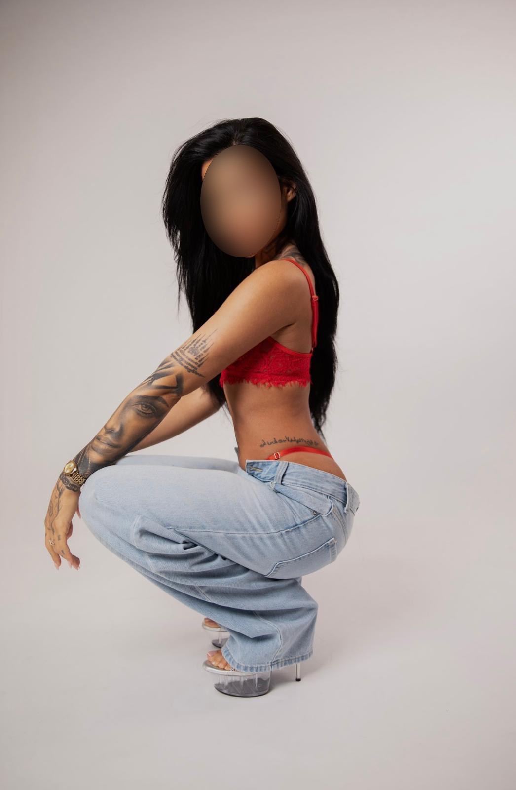 VIP-Massage Frankfurt - Masseurin Ariana NEU : Alter: 24, Haarfarbe - Schwarz | foto - 4