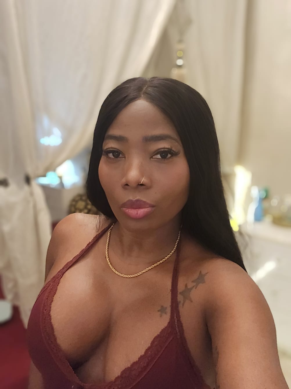 VIP-Massage Frankfurt - Masseurin Linda NEU : Alter: 32, Haarfarbe - schwarz | foto - 1